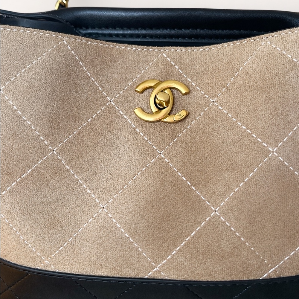 Elegant Black and Tan Quilted Women's Bag - Picture 3 of 4